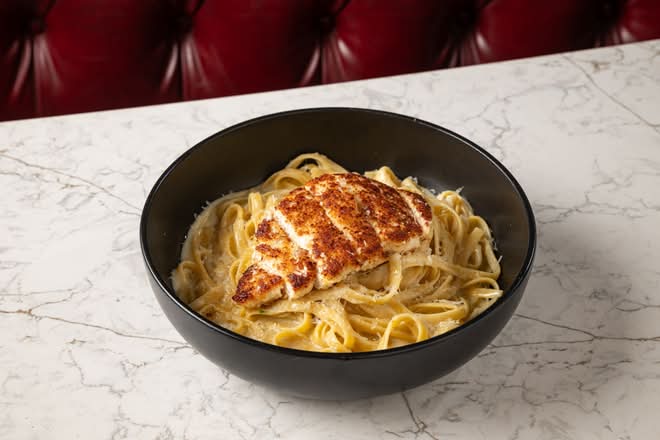 Maggiano's Little Italy signature dishes Mom's LasagnaSpaghetti & MeatballChicken Parmesan﻿﻿